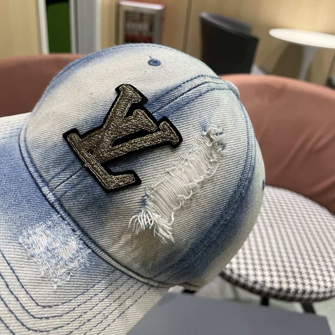  LV(路易威登)新款原单棒球帽，原版牛仔布料做工细致完美，质量超赞，基础头围56，贴片可调节。