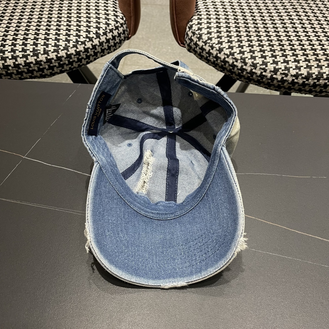  LV(路易威登)新款原单棒球帽，原版牛仔布料做工细致完美，质量超赞，基础头围56，贴片可调节。