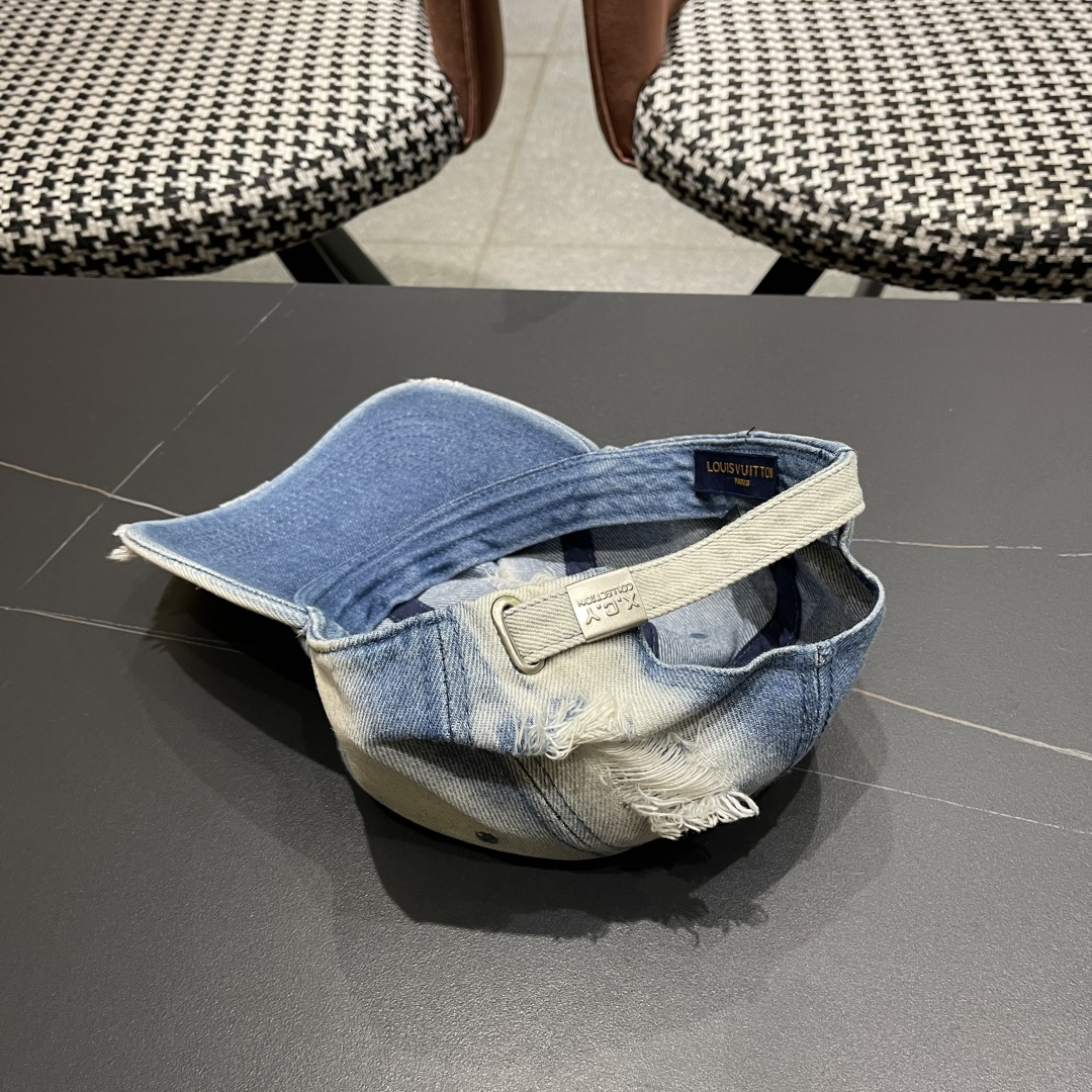  LV(路易威登)新款原单棒球帽，原版牛仔布料做工细致完美，质量超赞，基础头围56，贴片可调节。