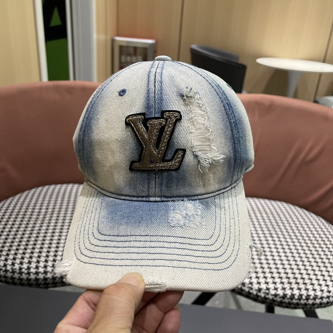  LV(路易威登)新款原单棒球帽，原版牛仔布料做工细致完美，质量超赞，基础头围56，贴片可调节。
