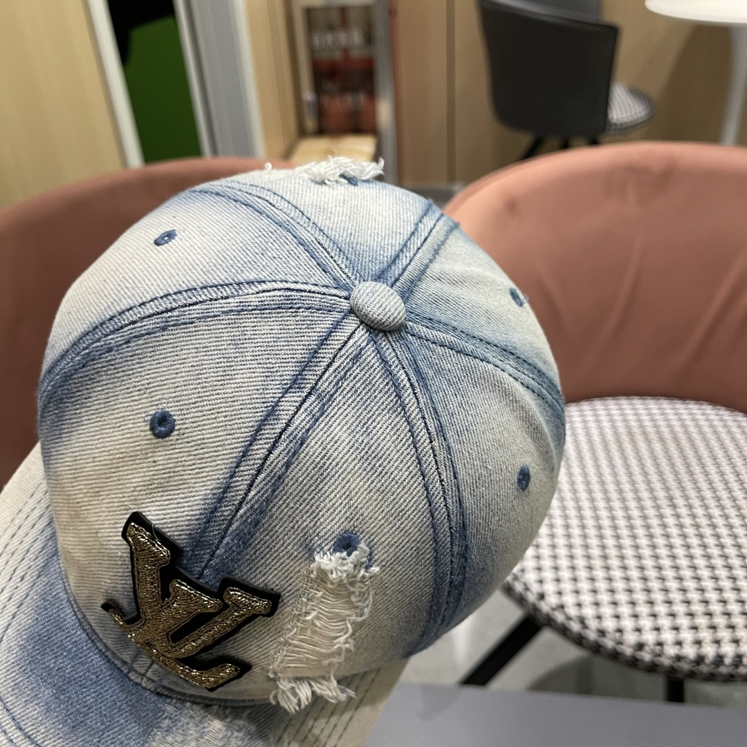  LV(路易威登)新款原单棒球帽，原版牛仔布料做工细致完美，质量超赞，基础头围56，贴片可调节。