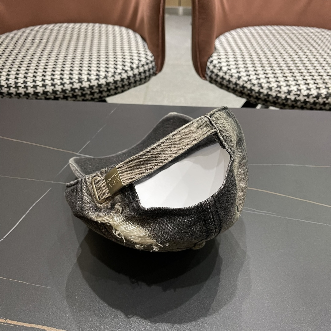  LV(路易威登)新款原单棒球帽，原版牛仔布料做工细致完美，质量超赞，基础头围56，贴片可调节。