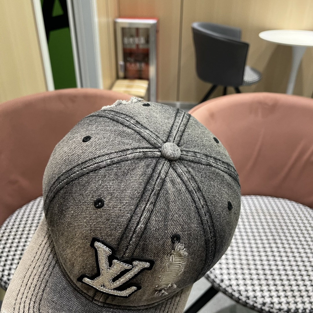  LV(路易威登)新款原单棒球帽，原版牛仔布料做工细致完美，质量超赞，基础头围56，贴片可调节。
