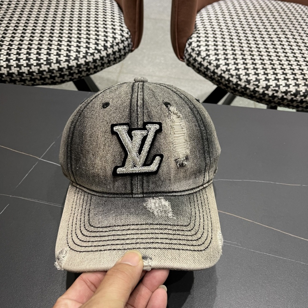  LV(路易威登)新款原单棒球帽，原版牛仔布料做工细致完美，质量超赞，基础头围56，贴片可调节。