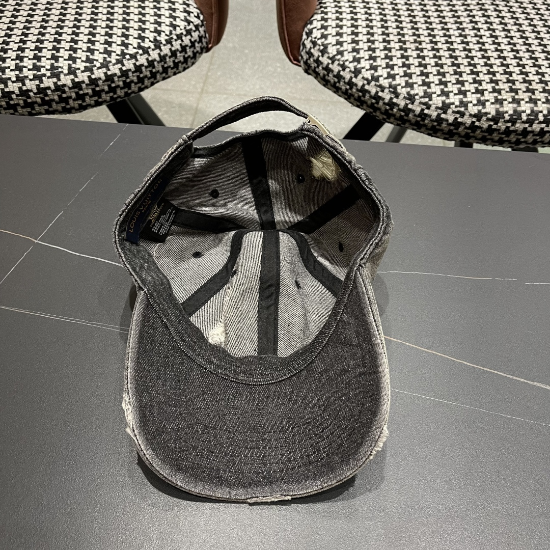  LV(路易威登)新款原单棒球帽，原版牛仔布料做工细致完美，质量超赞，基础头围56，贴片可调节。