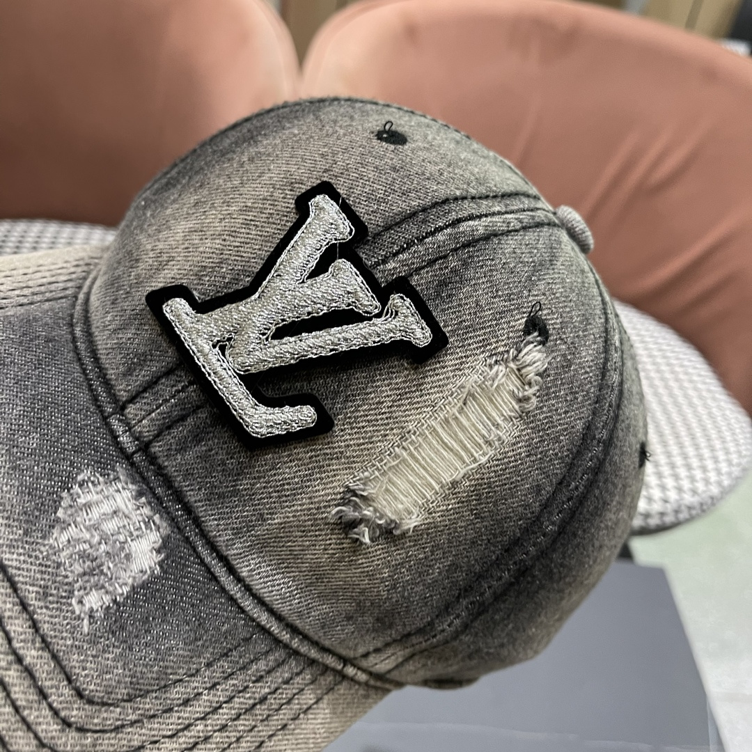  LV(路易威登)新款原单棒球帽，原版牛仔布料做工细致完美，质量超赞，基础头围56，贴片可调节。