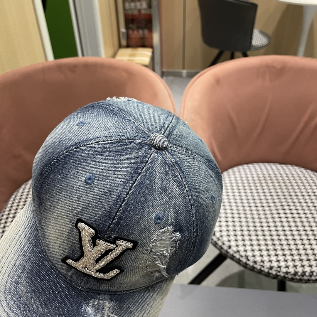  LV(路易威登)新款原单棒球帽，原版牛仔布料做工细致完美，质量超赞，基础头围56，贴片可调节。