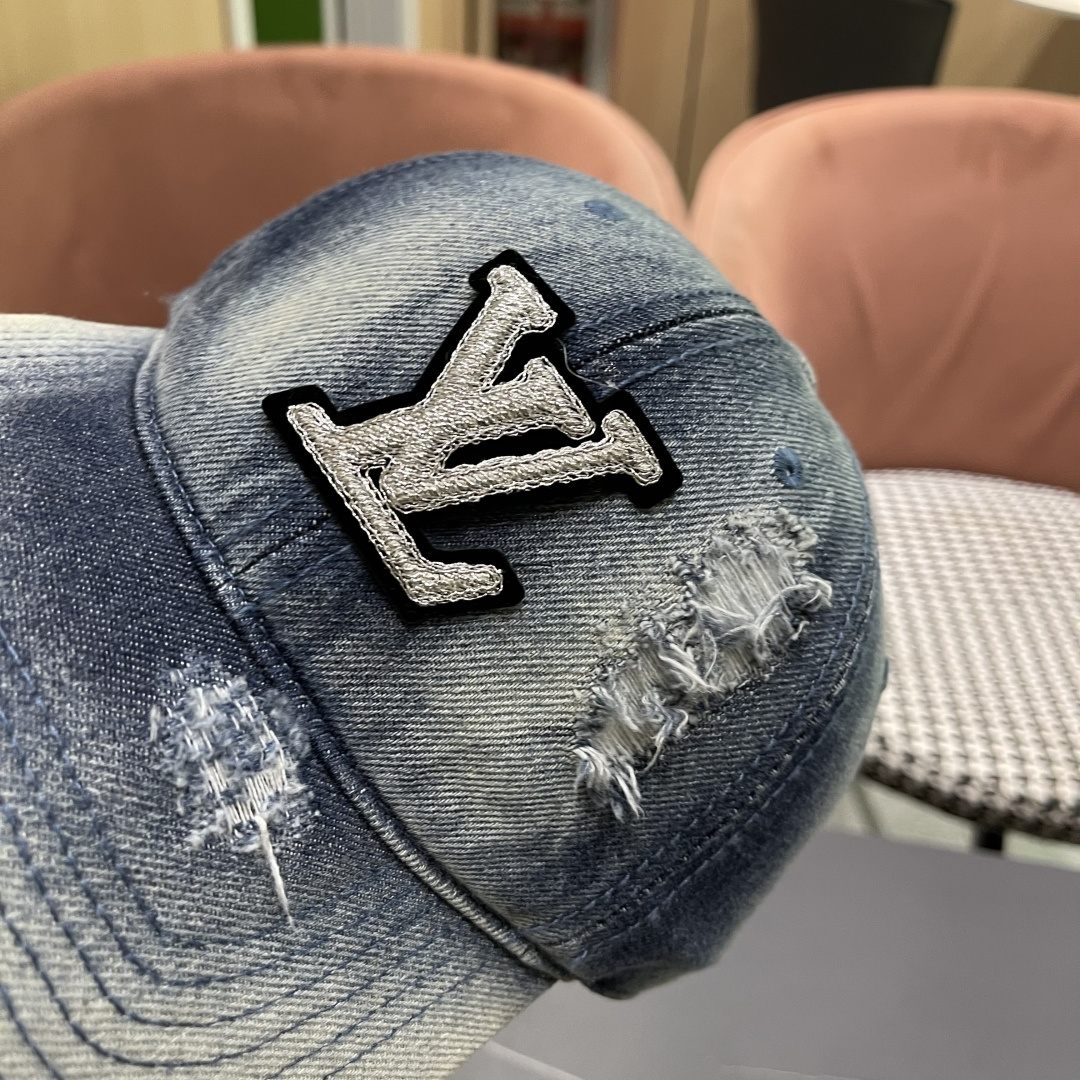  LV(路易威登)新款原单棒球帽，原版牛仔布料做工细致完美，质量超赞，基础头围56，贴片可调节。
