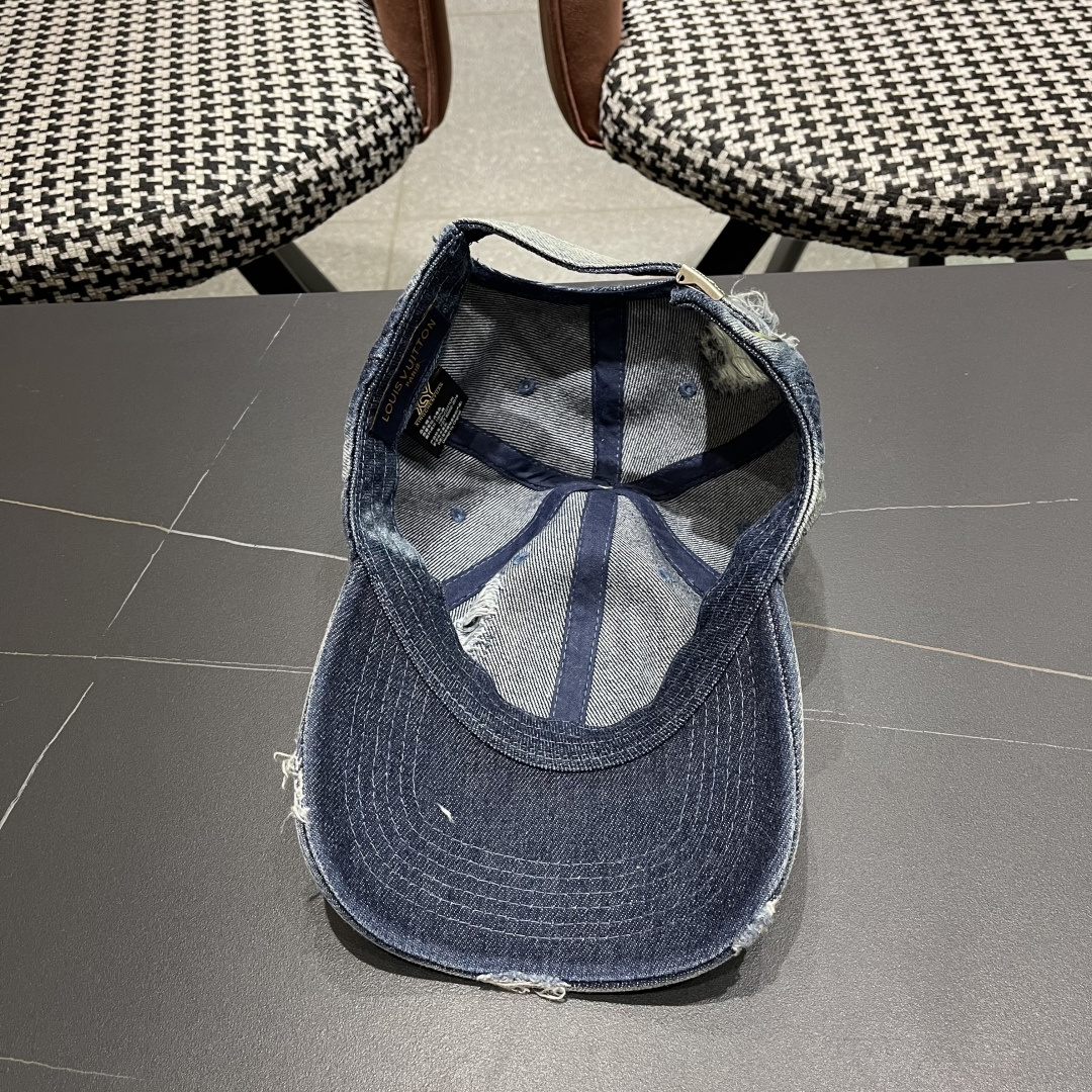  LV(路易威登)新款原单棒球帽，原版牛仔布料做工细致完美，质量超赞，基础头围56，贴片可调节。