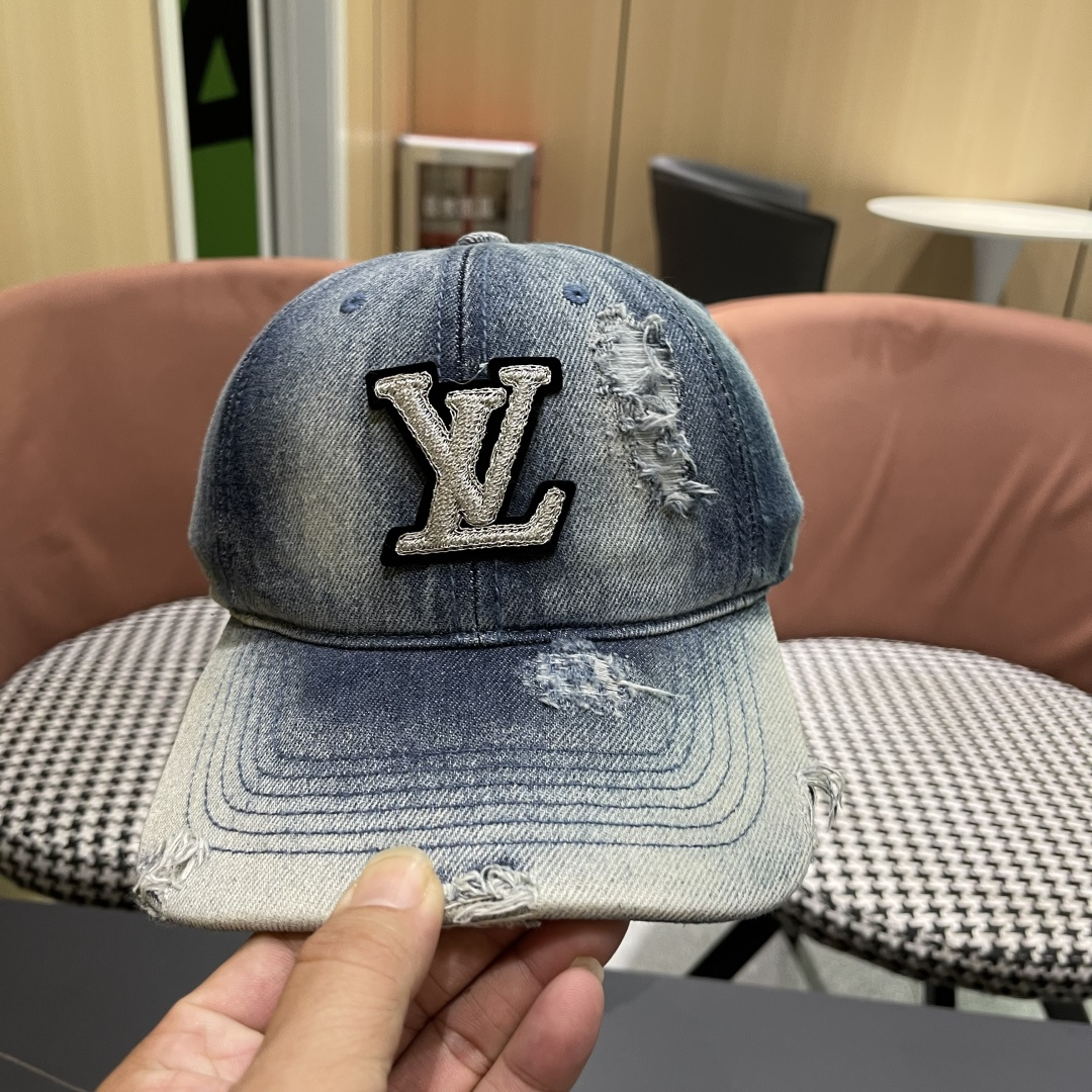  LV(路易威登)新款原单棒球帽，原版牛仔布料做工细致完美，质量超赞，基础头围56，贴片可调节。