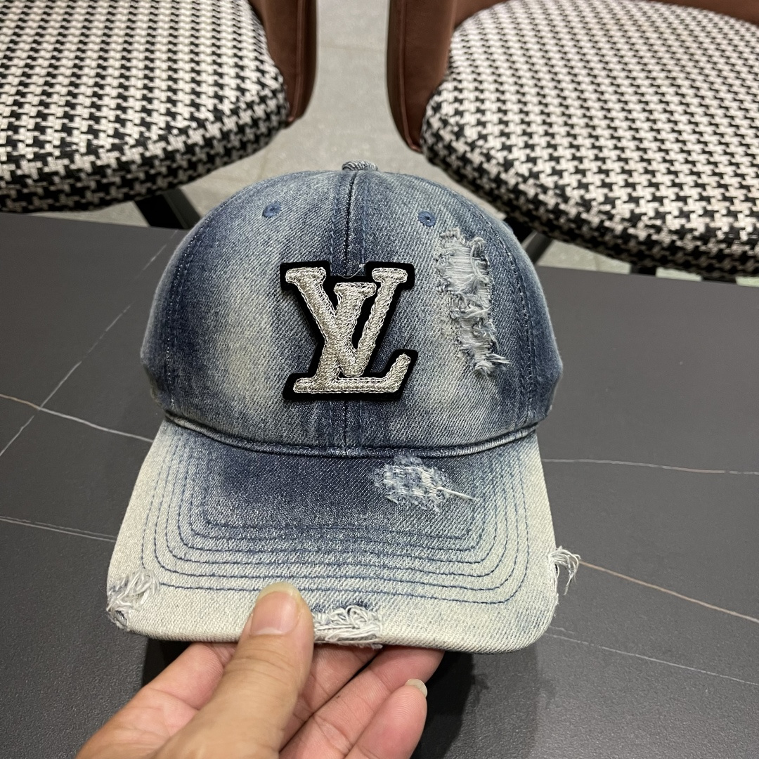  LV(路易威登)新款原单棒球帽，原版牛仔布料做工细致完美，质量超赞，基础头围56，贴片可调节。
