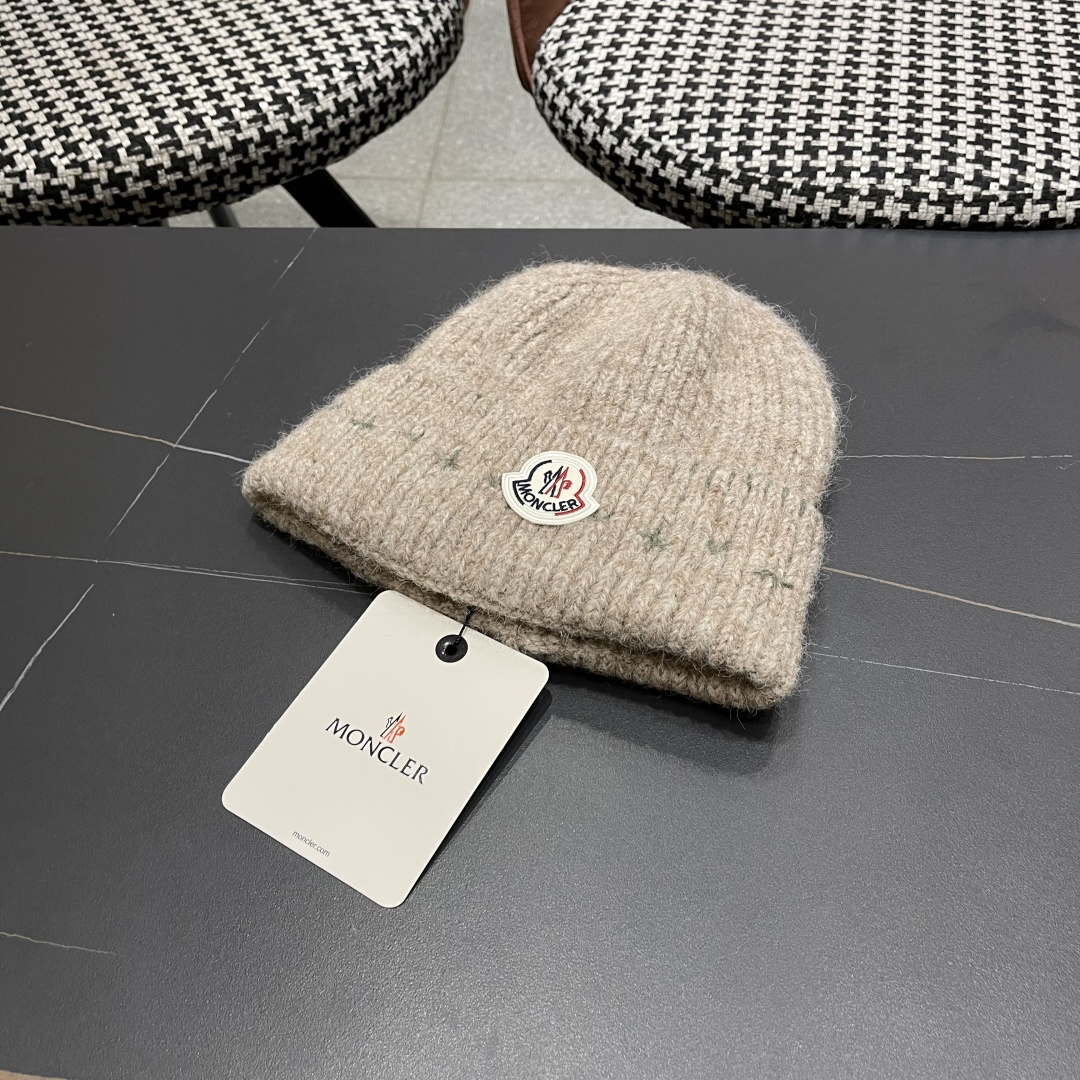  蒙口Moncler盟可睐💥新款经典针织帽，非常柔软亲肤，弹性很好💓有质感又非常百搭的款式~保暖的  羊
