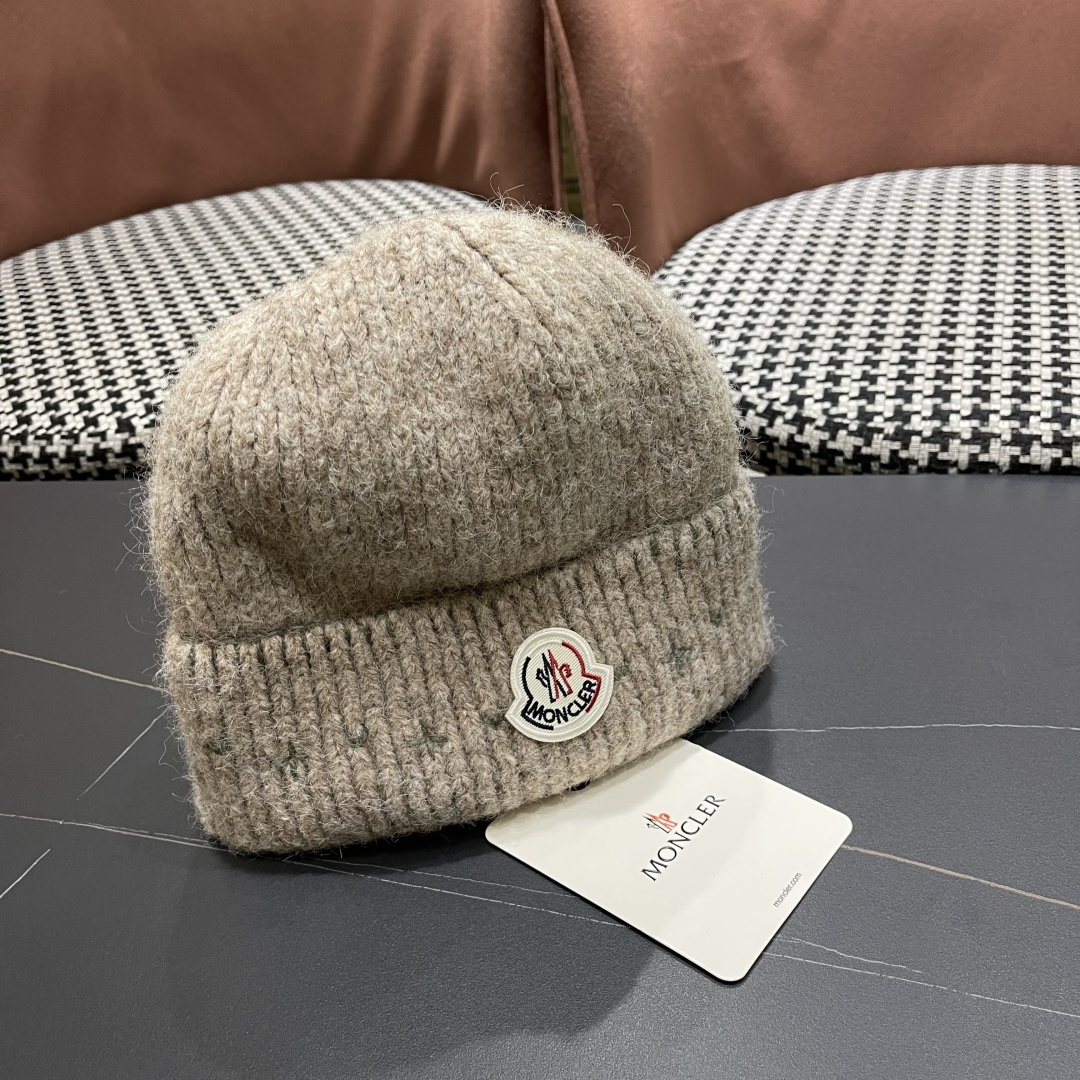  蒙口Moncler盟可睐💥新款经典针织帽，非常柔软亲肤，弹性很好💓有质感又非常百搭的款式~保暖的  羊