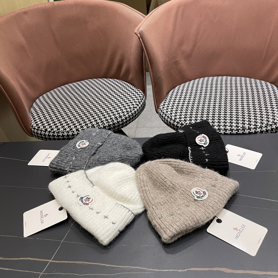  蒙口Moncler盟可睐💥新款经典针织帽，非常柔软亲肤，弹性很好💓有质感又非常百搭的款式~保暖的  羊