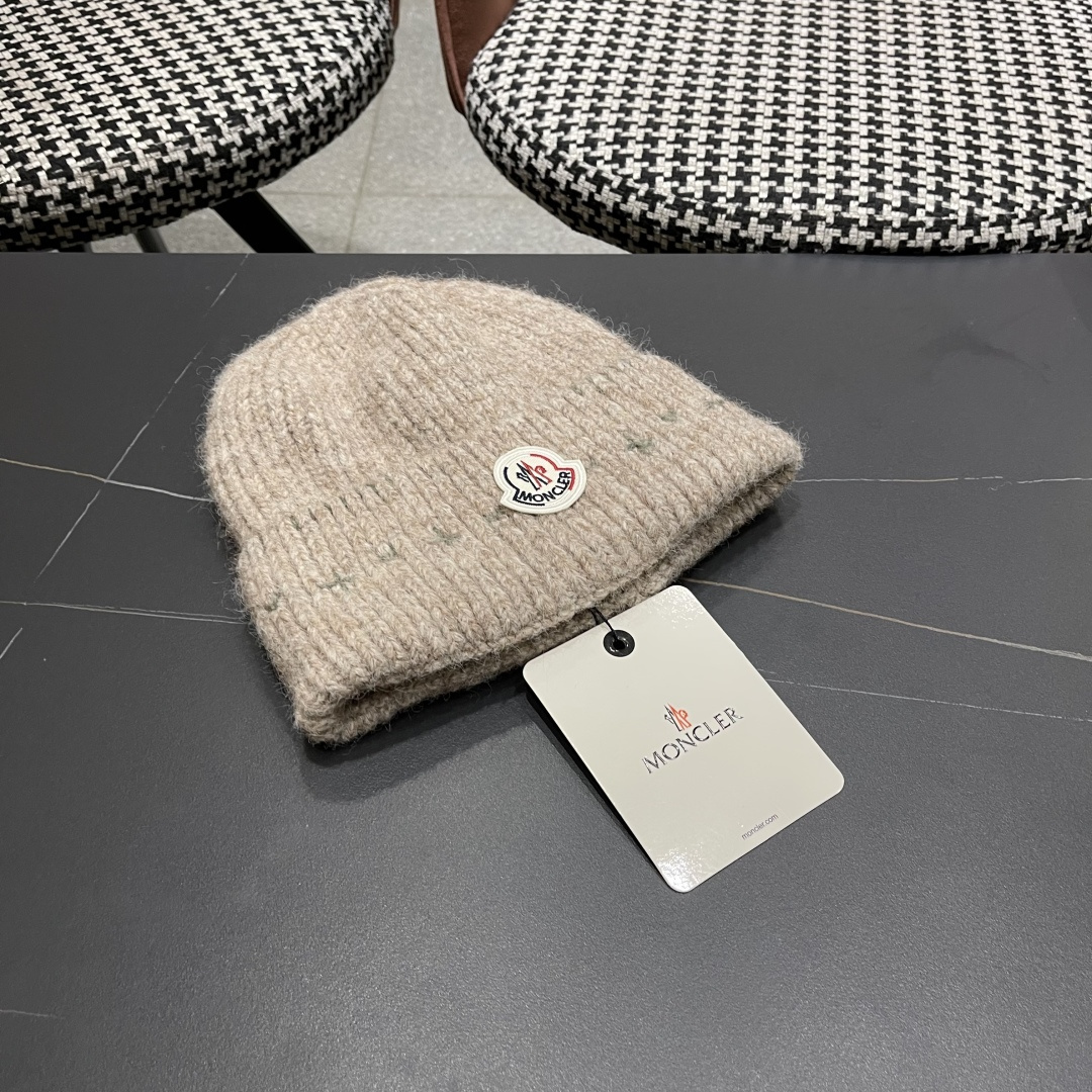 蒙口Moncler盟可睐💥新款经典针织帽，非常柔软亲肤，弹性很好💓有质感又非常百搭的款式~保暖的  羊