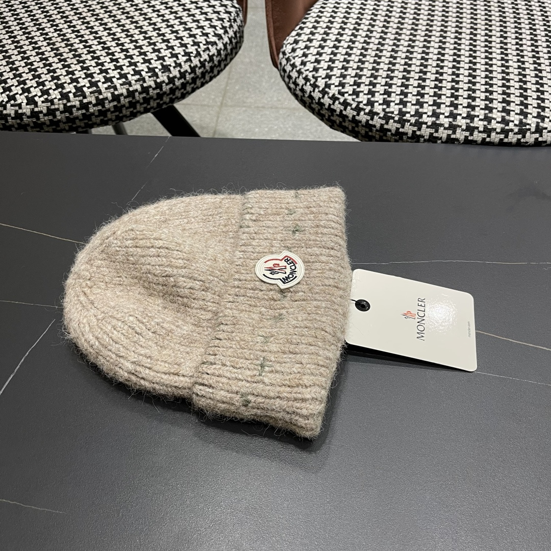  蒙口Moncler盟可睐💥新款经典针织帽，非常柔软亲肤，弹性很好💓有质感又非常百搭的款式~保暖的  羊