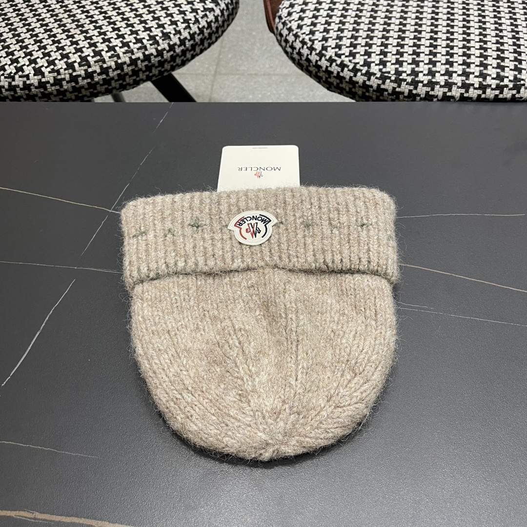  蒙口Moncler盟可睐💥新款经典针织帽，非常柔软亲肤，弹性很好💓有质感又非常百搭的款式~保暖的  羊