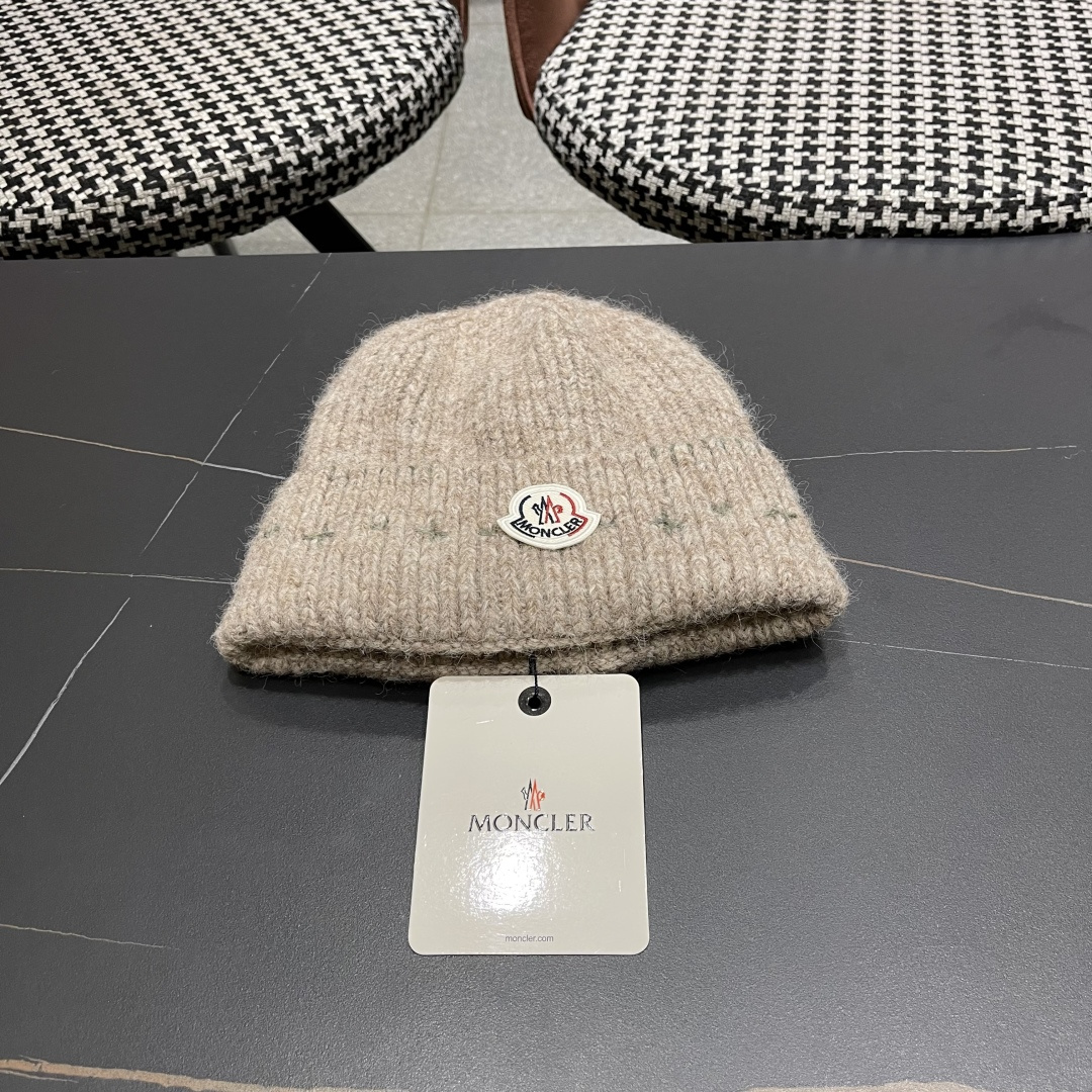  蒙口Moncler盟可睐💥新款经典针织帽，非常柔软亲肤，弹性很好💓有质感又非常百搭的款式~保暖的  羊