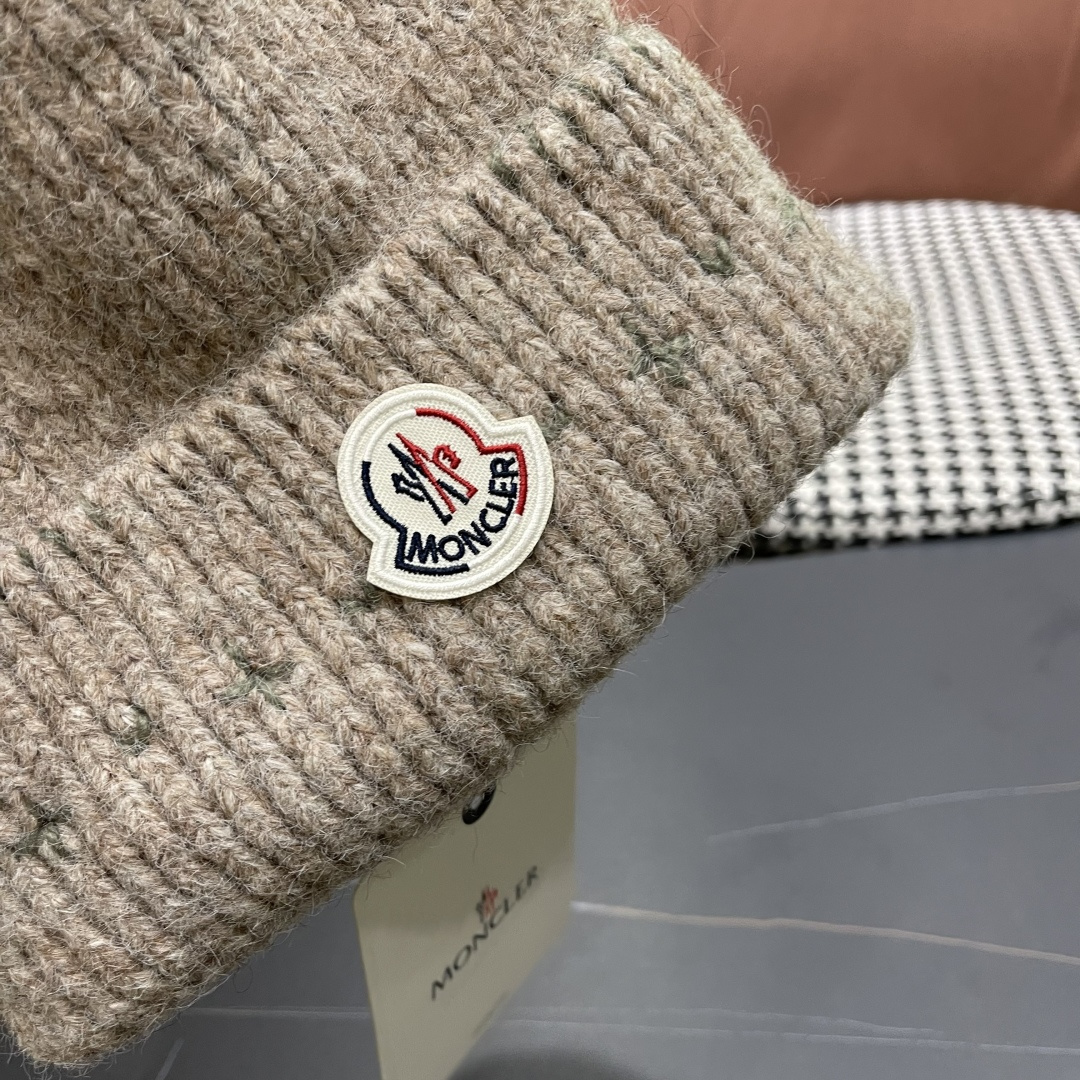  蒙口Moncler盟可睐💥新款经典针织帽，非常柔软亲肤，弹性很好💓有质感又非常百搭的款式~保暖的  羊