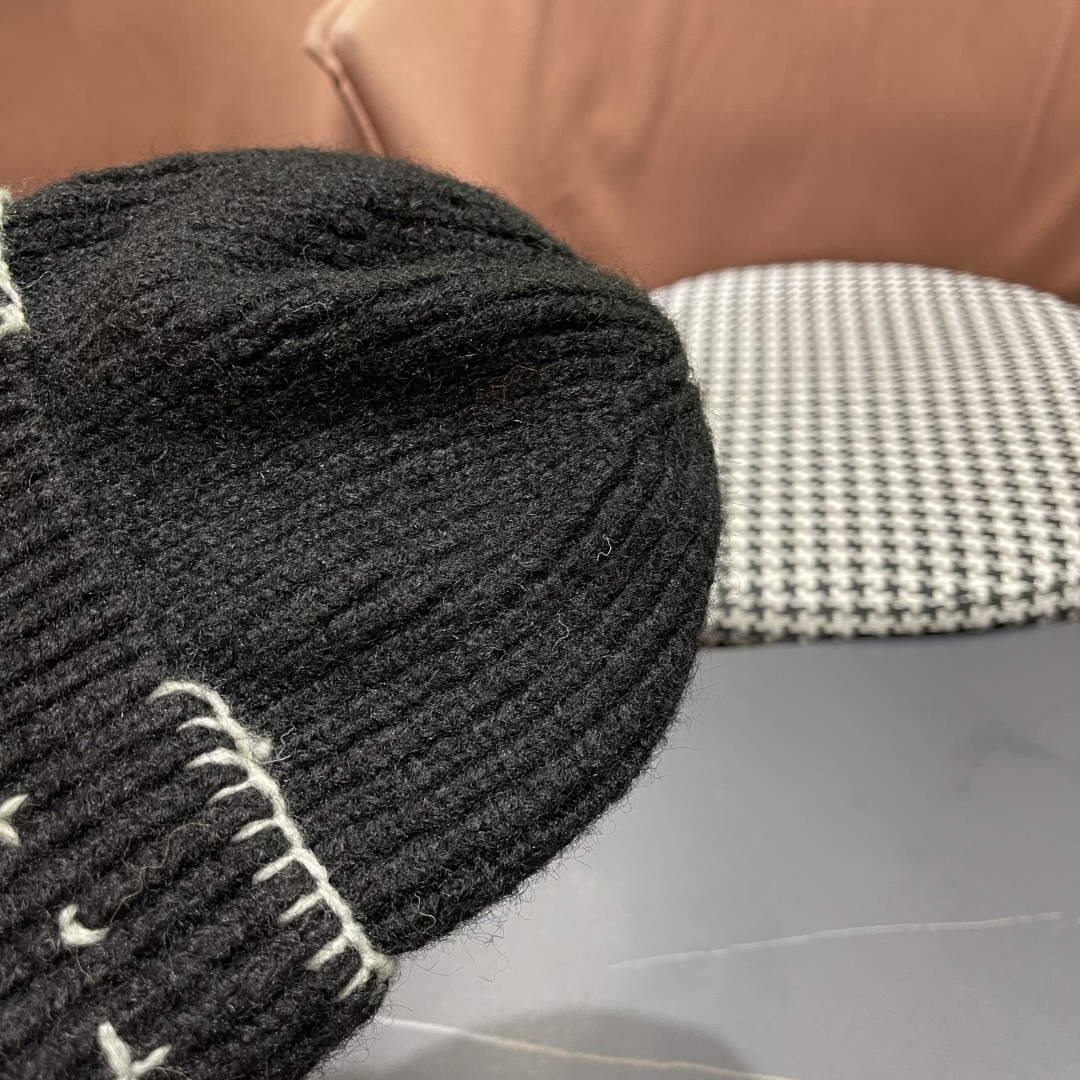  蒙口Moncler盟可睐💥新款经典针织帽，非常柔软亲肤，弹性很好💓有质感又非常百搭的款式~保暖的  羊