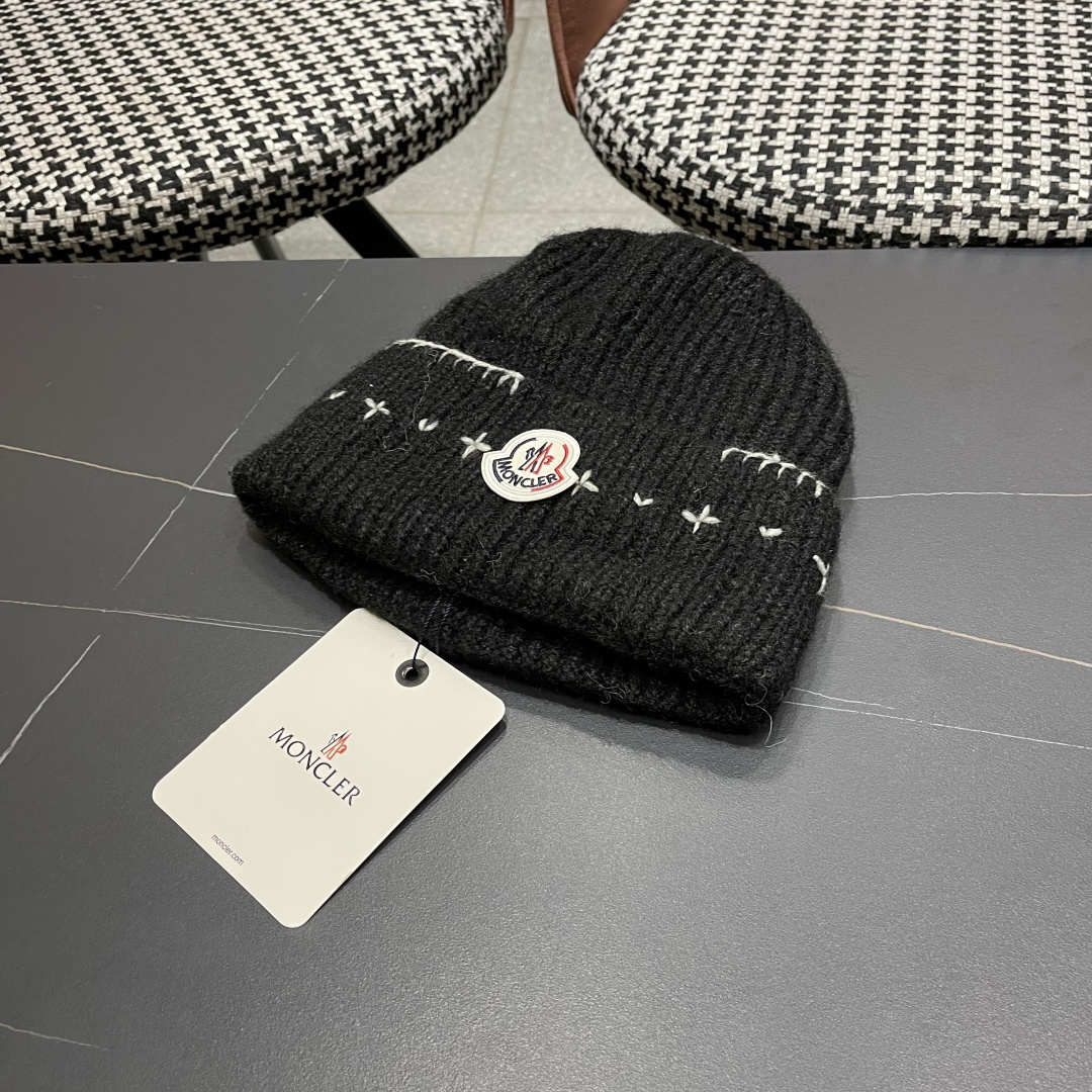  蒙口Moncler盟可睐💥新款经典针织帽，非常柔软亲肤，弹性很好💓有质感又非常百搭的款式~保暖的  羊