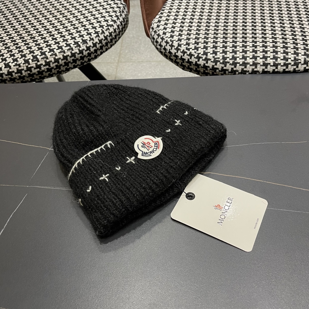  蒙口Moncler盟可睐💥新款经典针织帽，非常柔软亲肤，弹性很好💓有质感又非常百搭的款式~保暖的  羊
