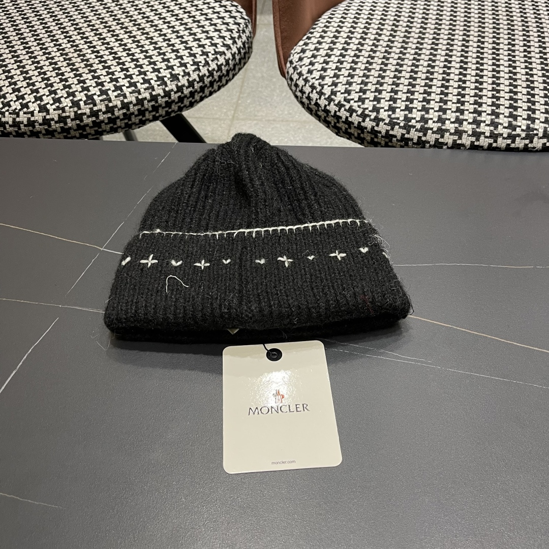  蒙口Moncler盟可睐💥新款经典针织帽，非常柔软亲肤，弹性很好💓有质感又非常百搭的款式~保暖的  羊