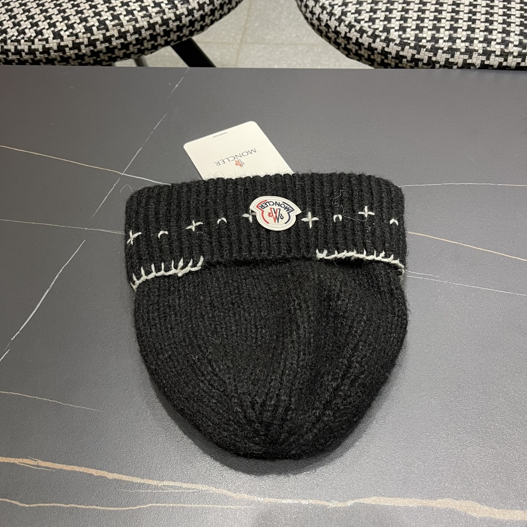  蒙口Moncler盟可睐💥新款经典针织帽，非常柔软亲肤，弹性很好💓有质感又非常百搭的款式~保暖的  羊