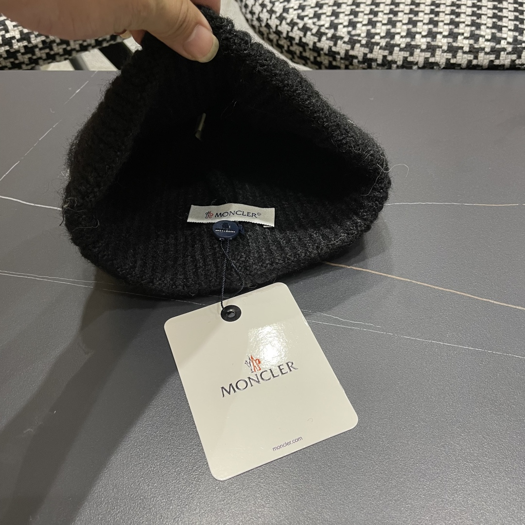  蒙口Moncler盟可睐💥新款经典针织帽，非常柔软亲肤，弹性很好💓有质感又非常百搭的款式~保暖的  羊