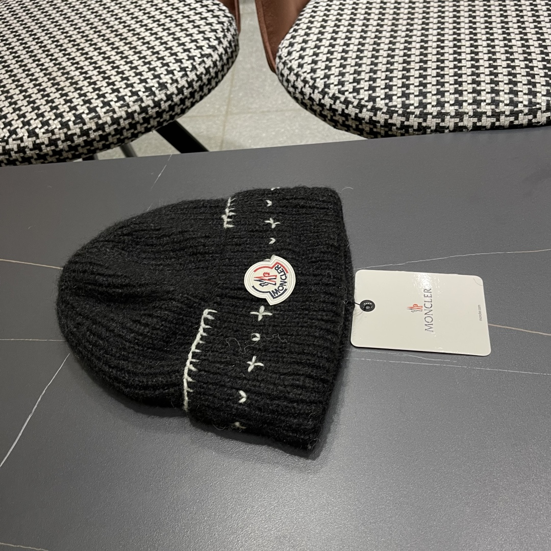  蒙口Moncler盟可睐💥新款经典针织帽，非常柔软亲肤，弹性很好💓有质感又非常百搭的款式~保暖的  羊