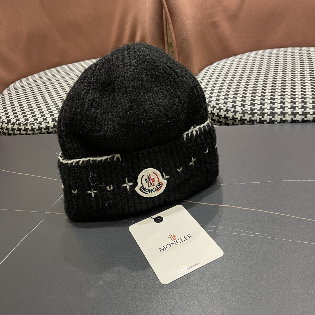  蒙口Moncler盟可睐💥新款经典针织帽，非常柔软亲肤，弹性很好💓有质感又非常百搭的款式~保暖的  羊