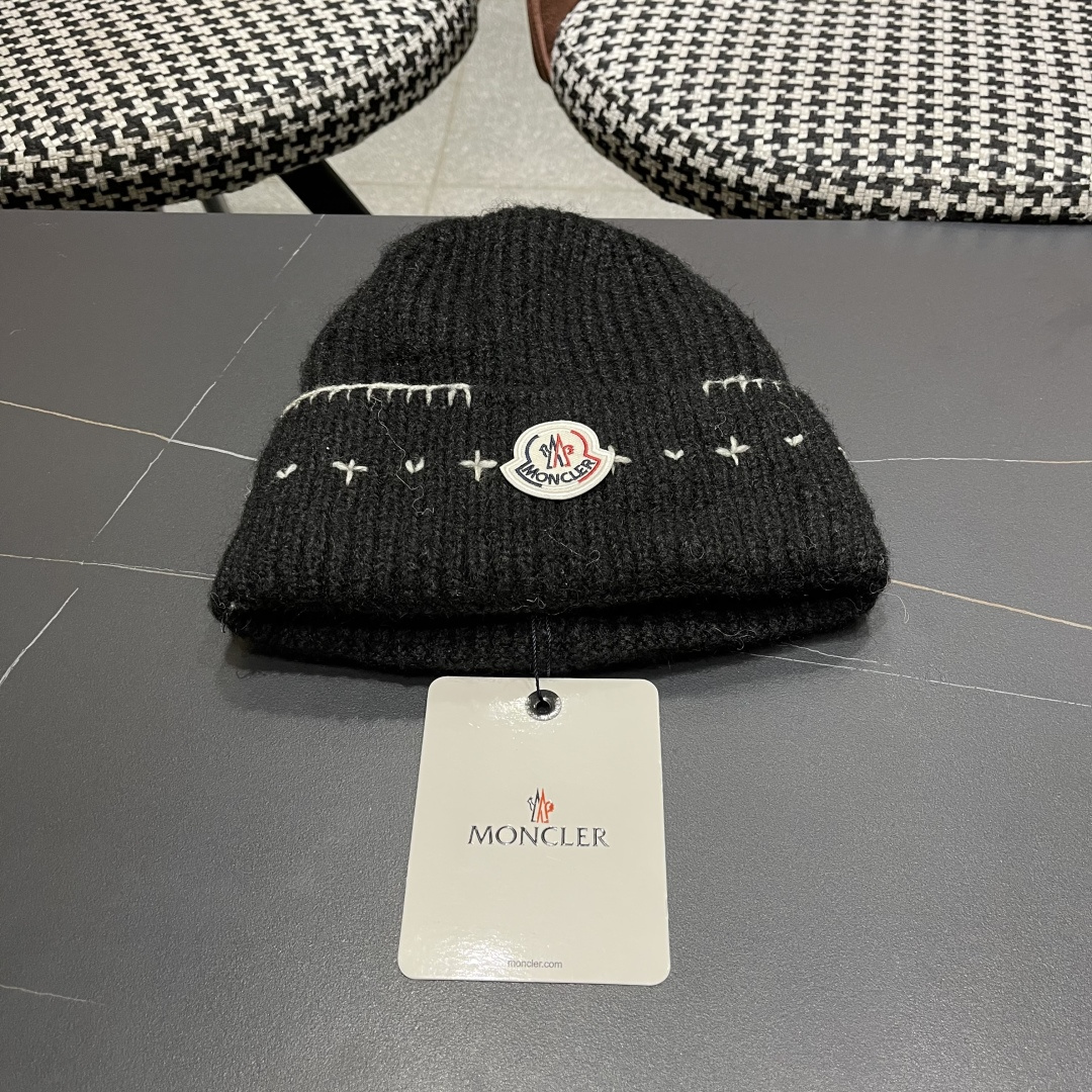  蒙口Moncler盟可睐💥新款经典针织帽，非常柔软亲肤，弹性很好💓有质感又非常百搭的款式~保暖的  羊