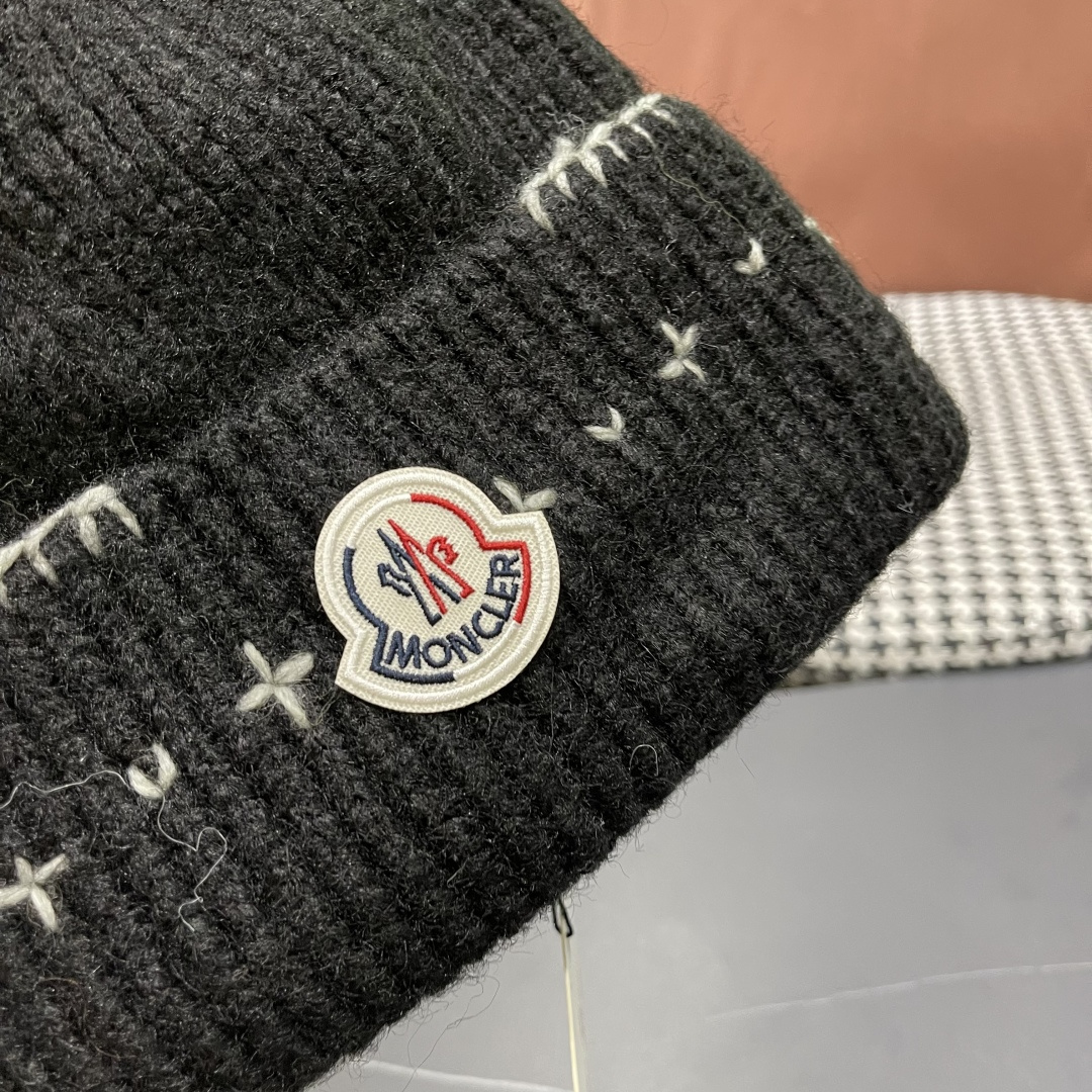  蒙口Moncler盟可睐💥新款经典针织帽，非常柔软亲肤，弹性很好💓有质感又非常百搭的款式~保暖的  羊
