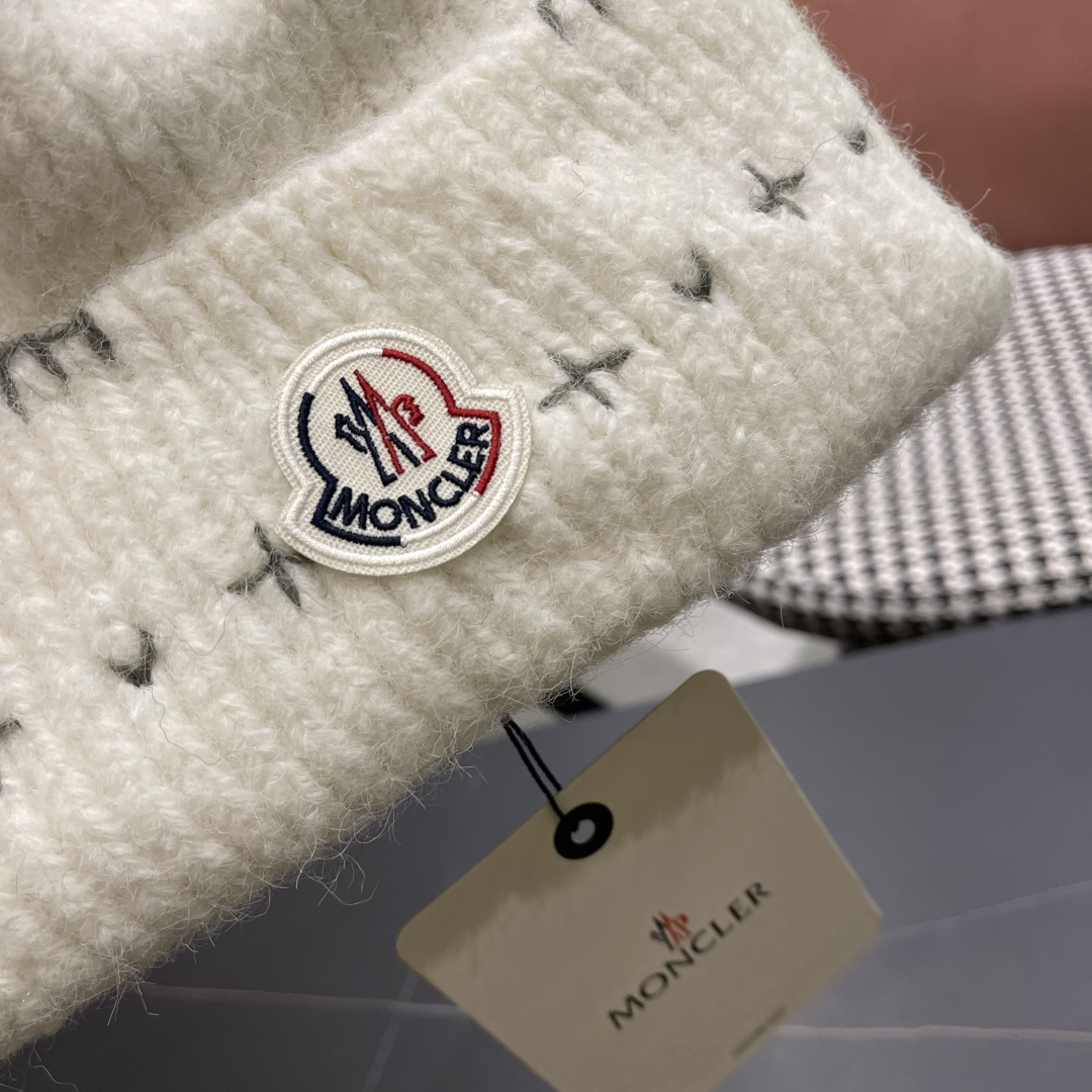  蒙口Moncler盟可睐💥新款经典针织帽，非常柔软亲肤，弹性很好💓有质感又非常百搭的款式~保暖的  羊