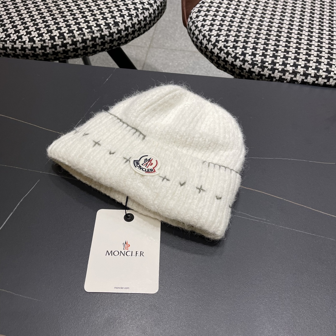  蒙口Moncler盟可睐💥新款经典针织帽，非常柔软亲肤，弹性很好💓有质感又非常百搭的款式~保暖的  羊