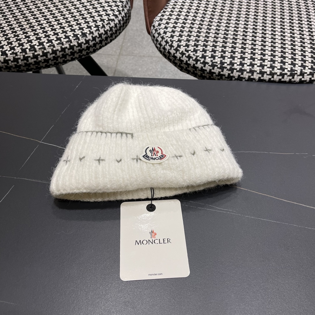 蒙口Moncler盟可睐💥新款经典针织帽，非常柔软亲肤，弹性很好💓有质感又非常百搭的款式~保暖的  羊