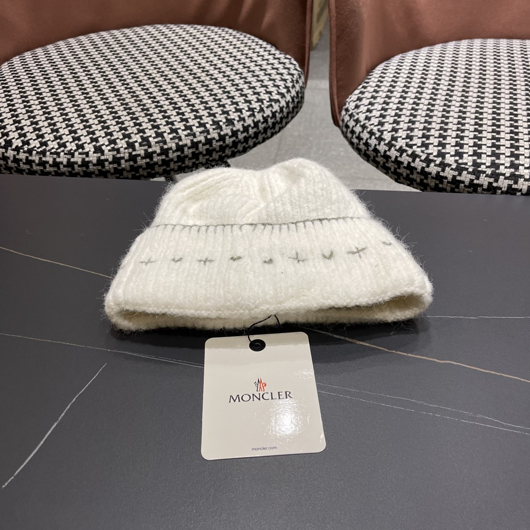  蒙口Moncler盟可睐💥新款经典针织帽，非常柔软亲肤，弹性很好💓有质感又非常百搭的款式~保暖的  羊