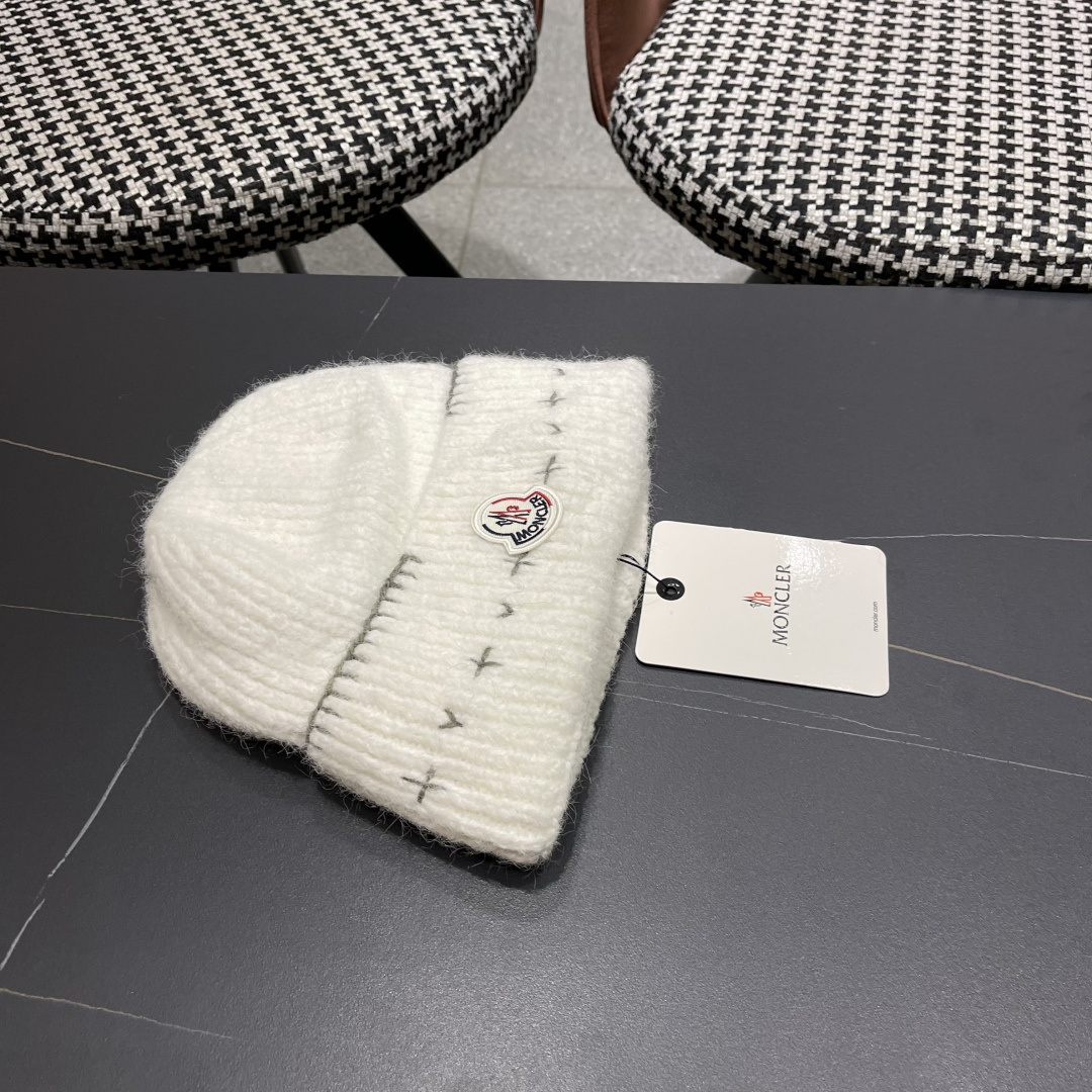  蒙口Moncler盟可睐💥新款经典针织帽，非常柔软亲肤，弹性很好💓有质感又非常百搭的款式~保暖的  羊