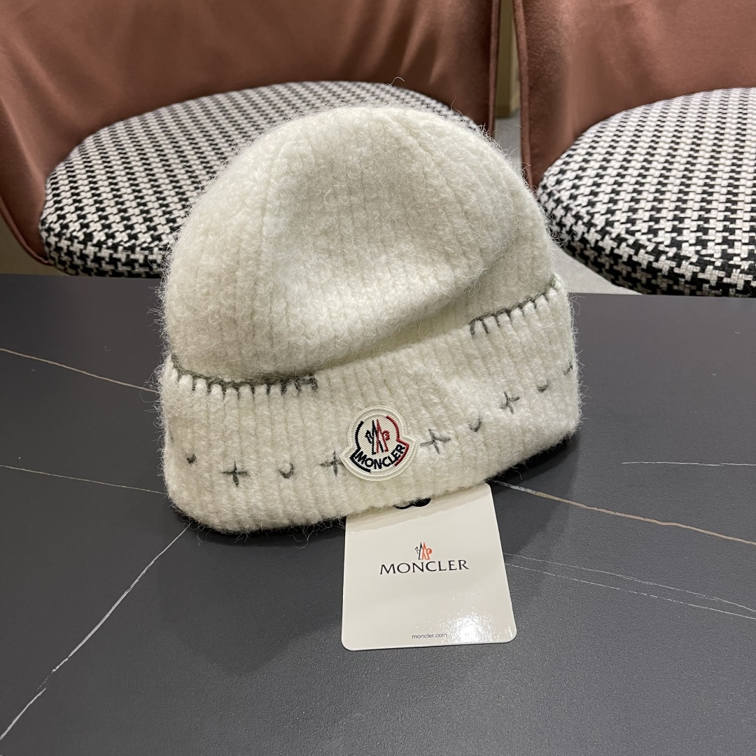  蒙口Moncler盟可睐💥新款经典针织帽，非常柔软亲肤，弹性很好💓有质感又非常百搭的款式~保暖的  羊