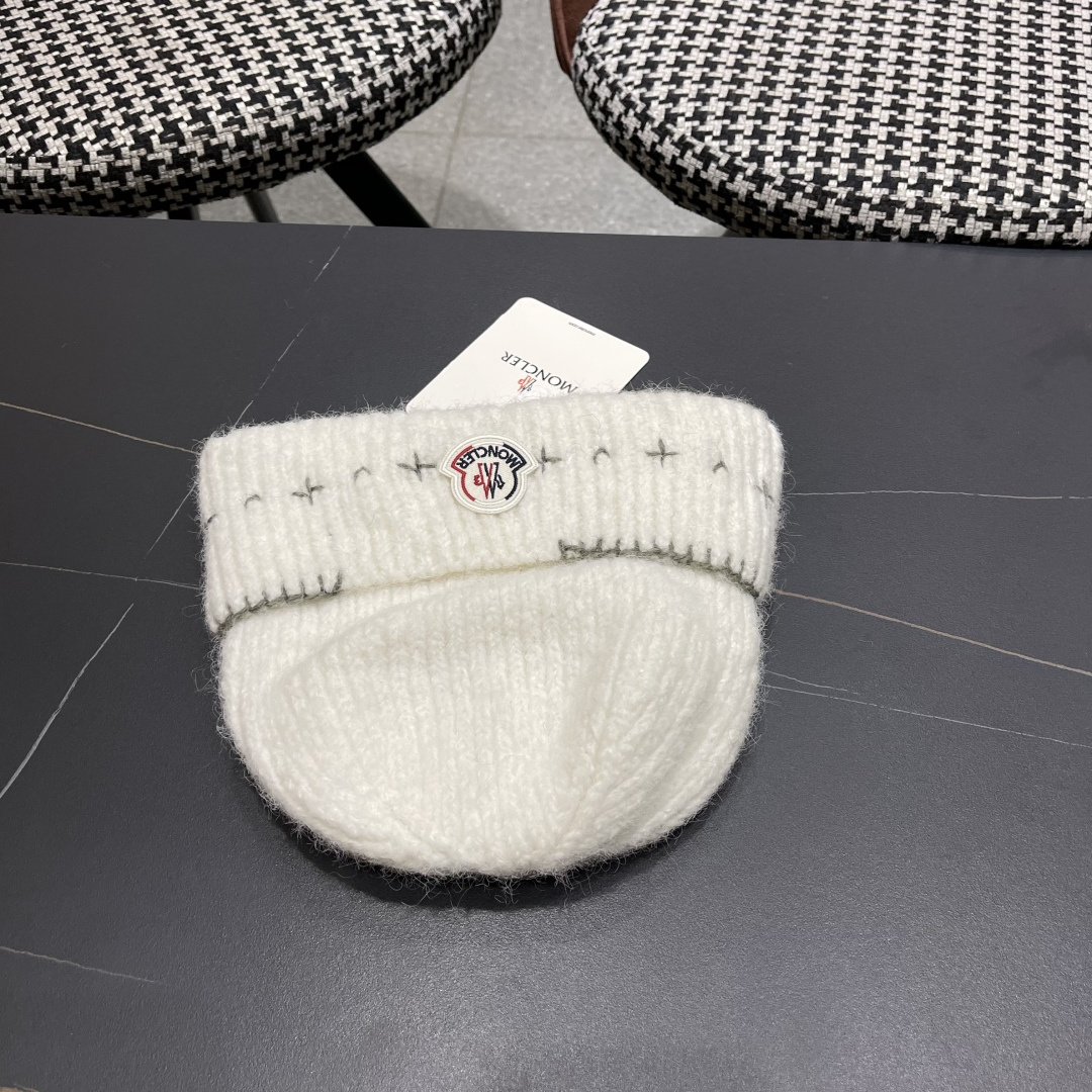  蒙口Moncler盟可睐💥新款经典针织帽，非常柔软亲肤，弹性很好💓有质感又非常百搭的款式~保暖的  羊