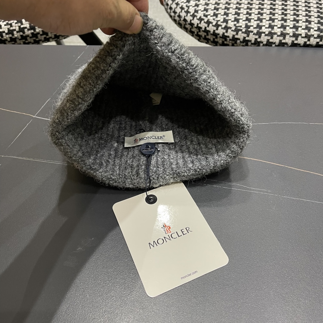  蒙口Moncler盟可睐💥新款经典针织帽，非常柔软亲肤，弹性很好💓有质感又非常百搭的款式~保暖的  羊