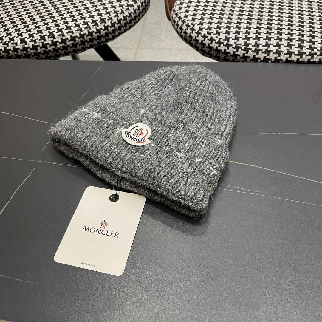  蒙口Moncler盟可睐💥新款经典针织帽，非常柔软亲肤，弹性很好💓有质感又非常百搭的款式~保暖的  羊