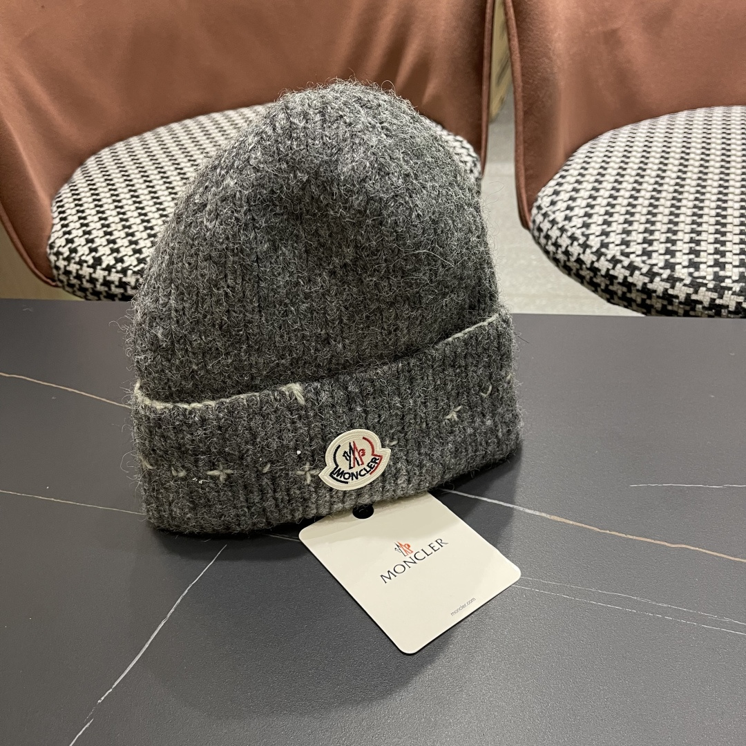  蒙口Moncler盟可睐💥新款经典针织帽，非常柔软亲肤，弹性很好💓有质感又非常百搭的款式~保暖的  羊