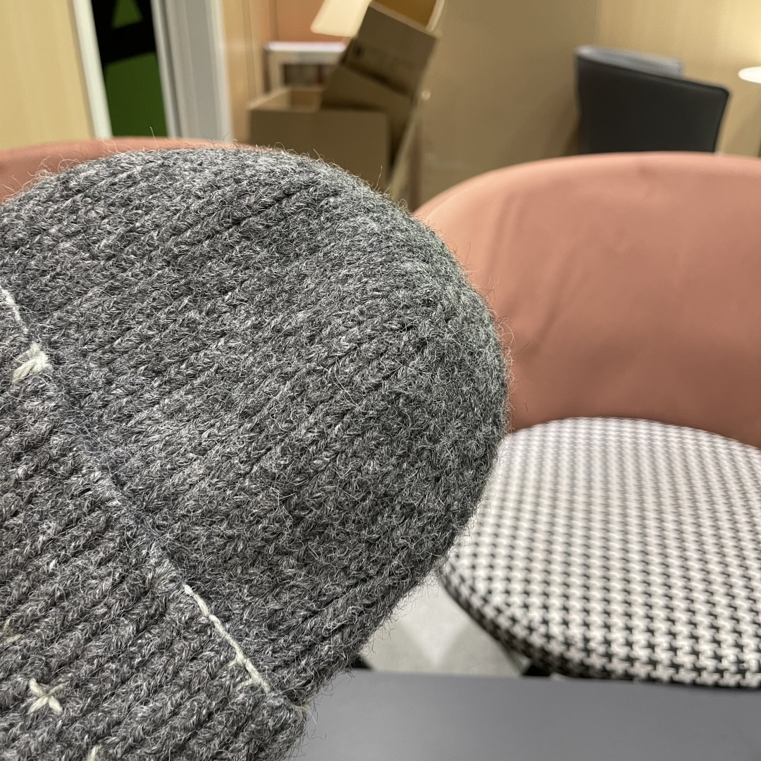  蒙口Moncler盟可睐💥新款经典针织帽，非常柔软亲肤，弹性很好💓有质感又非常百搭的款式~保暖的  羊