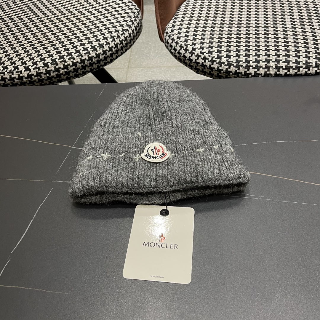  蒙口Moncler盟可睐💥新款经典针织帽，非常柔软亲肤，弹性很好💓有质感又非常百搭的款式~保暖的  羊