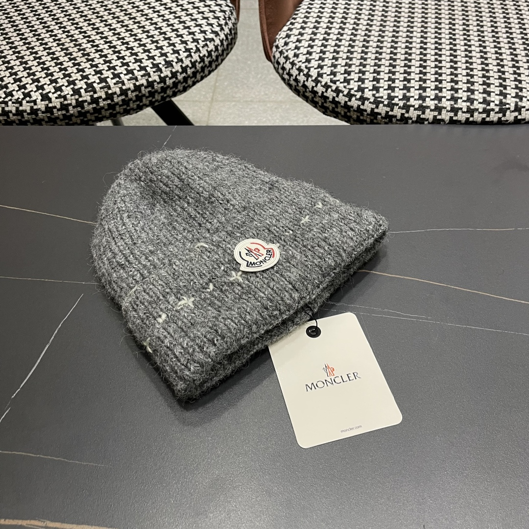  蒙口Moncler盟可睐💥新款经典针织帽，非常柔软亲肤，弹性很好💓有质感又非常百搭的款式~保暖的  羊