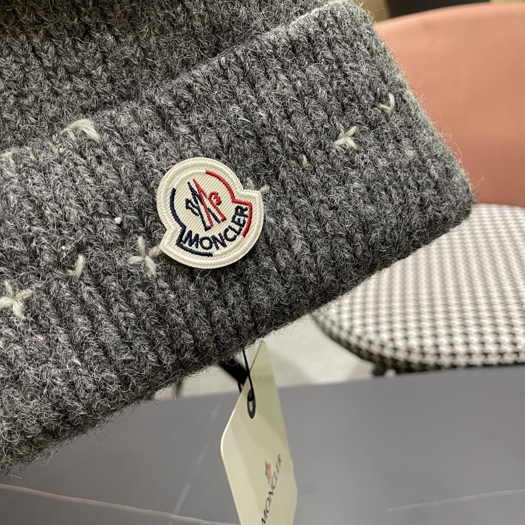  蒙口Moncler盟可睐💥新款经典针织帽，非常柔软亲肤，弹性很好💓有质感又非常百搭的款式~保暖的  羊