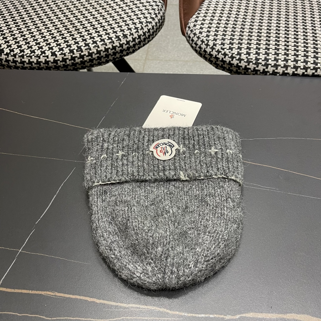  蒙口Moncler盟可睐💥新款经典针织帽，非常柔软亲肤，弹性很好💓有质感又非常百搭的款式~保暖的  羊