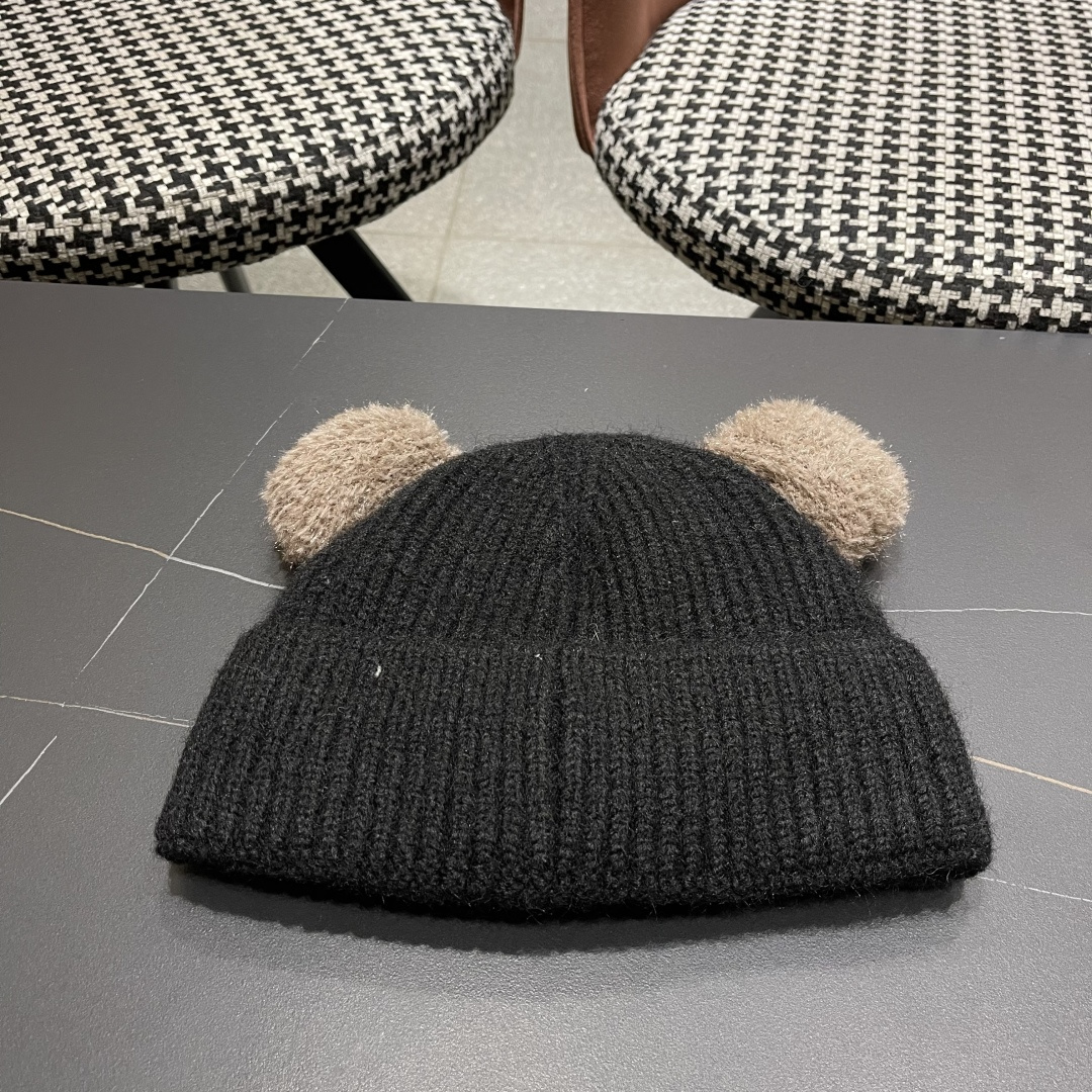  迪奥DlOR帽子女款秋冬可爱角毛绒季加厚保暖护耳
毛线帽日系显脸小针织帽
