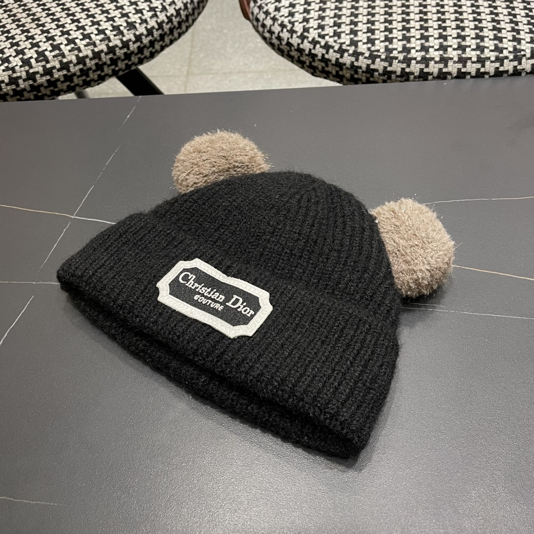  迪奥DlOR帽子女款秋冬可爱角毛绒季加厚保暖护耳
毛线帽日系显脸小针织帽